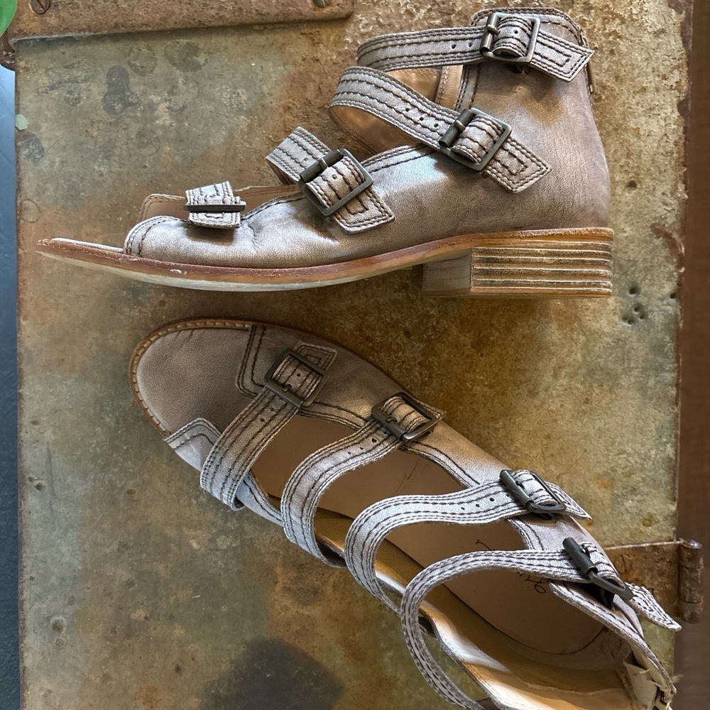 women’s buckle up shoes 🥀